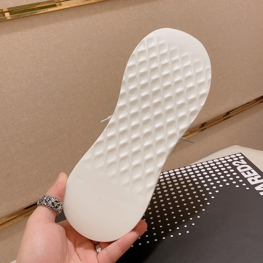 Flache Schuhe mit großem Kopf 